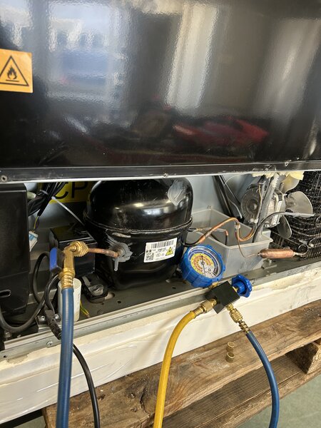 Reparatii frigidere si congelatoare.